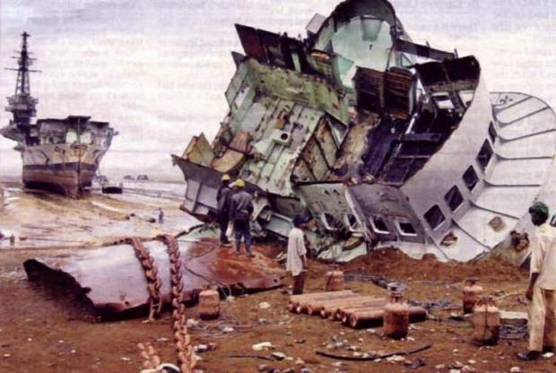 A-11 Minas Gerais: O triste fim do nosso primeiro porta-aviões Os-restos-620x416