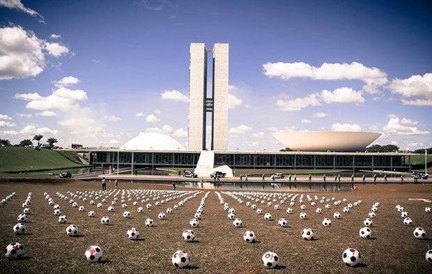 Intervenção em Brasília - as bolas de futebol espalhadas pelo gramado do congresso remetem a túmulos de guerra