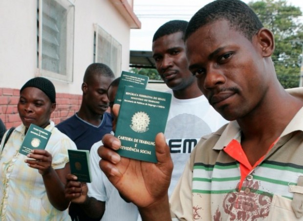 Imigrantes haitianos com suas recém-obtidas carteiras de trabalho brasileiras.